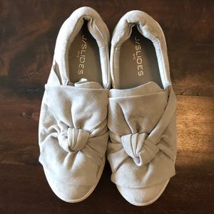 Gray suede knot shoes